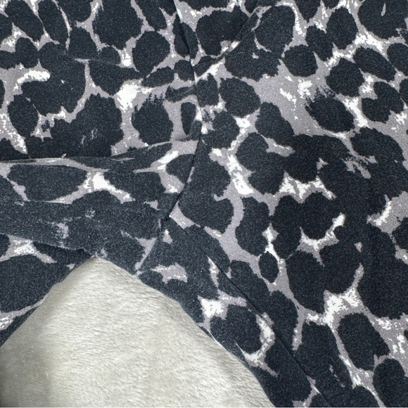 Old Navy Mid Rise Harper Cropped Leopard Animal Print Cotton Blend Pants 4 Reg - Picture 3 of 16